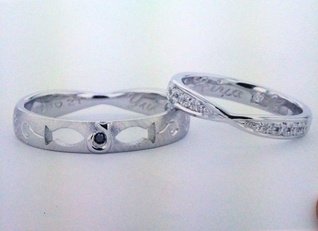 裏側にはチェーン穴を魚の形で作ってもらい間に石を入れました