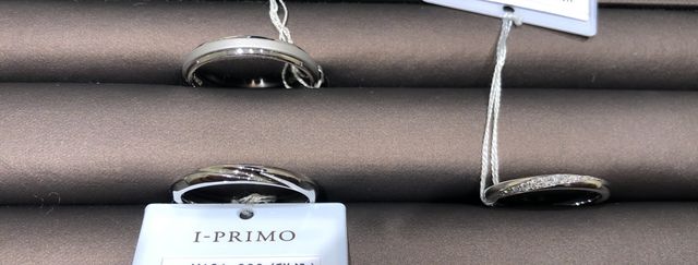 つや消し
ウェーブ
ダイヤモンドが散りばめられたデザイン