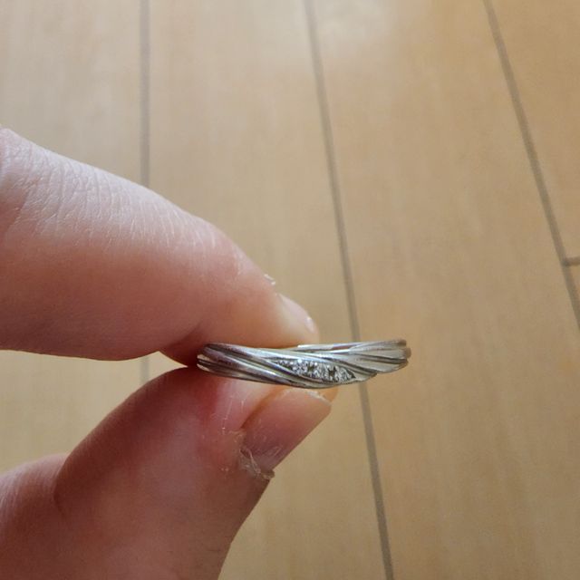 ちょっとY字になっていて
ダイヤが３つついてるデザインです
