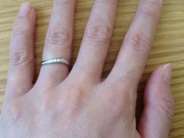カーブをしていて石がついている指輪を選びました。