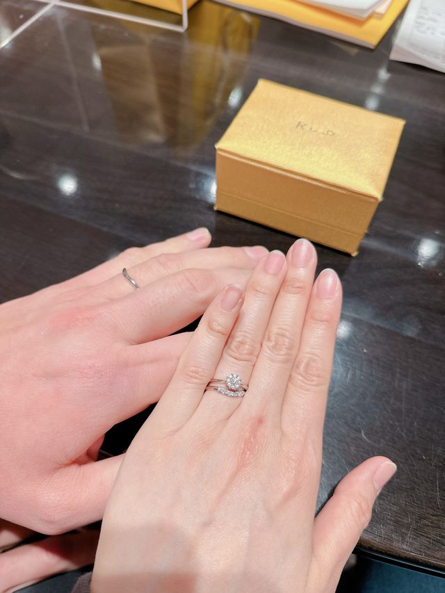 婚約指輪とともに付けた状態