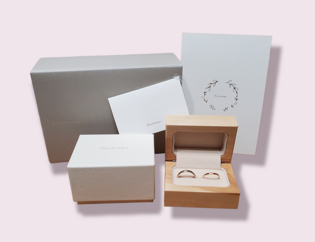 指輪と届いたときに入っていたボックスです。