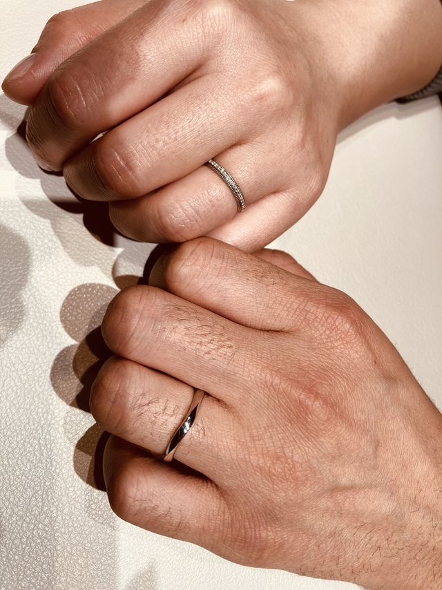 ハーフエタニティの指輪で上下にミル打ちがされています。