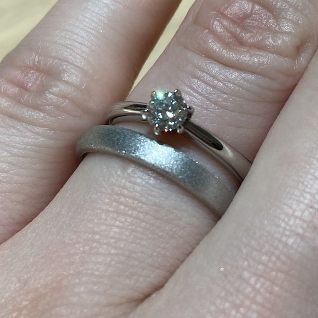 婚約指輪と重ね付け。結婚指輪の表面はつや消し加工でシンプルに