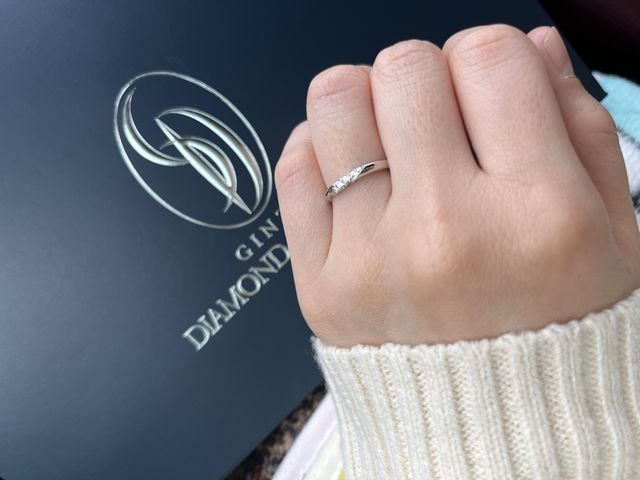 自然光より室内の方がキラキラと沢山の色で輝きます