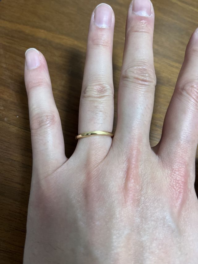 シンプルなデザインでイエローゴールドです。