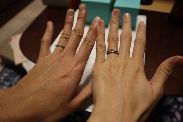 婚約指輪と一緒に。
