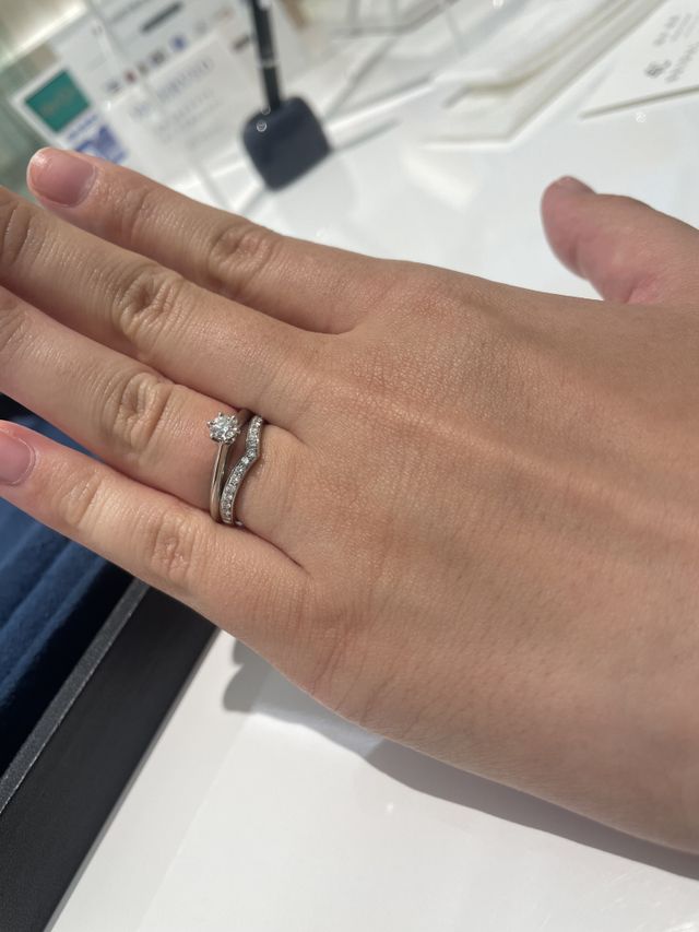 購入した結婚指輪と、いただいた結婚指輪を重ねて着用した写真