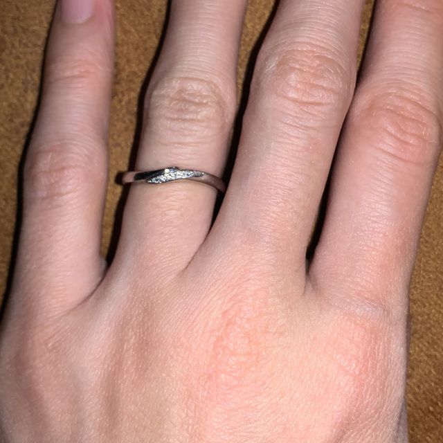 手がゴツゴツして太いので写真映えはしませんが指輪は美しいです