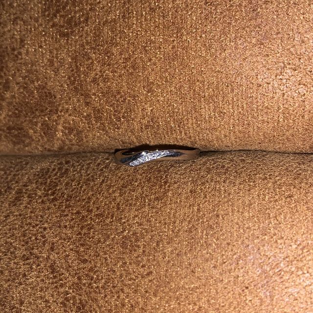 レザー調のソファに置いてみました
キラキラと輝いてとても綺麗