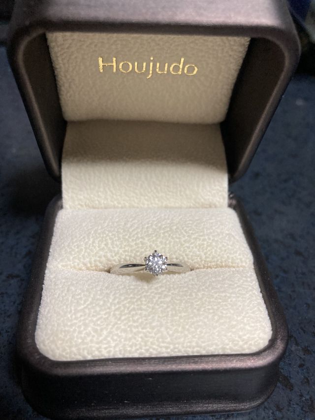 0.3カラットのダイヤが付いた婚約指輪