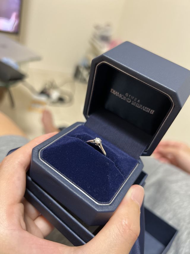 
シンプルで結婚指輪と合わせても可愛いデザインを選びました。