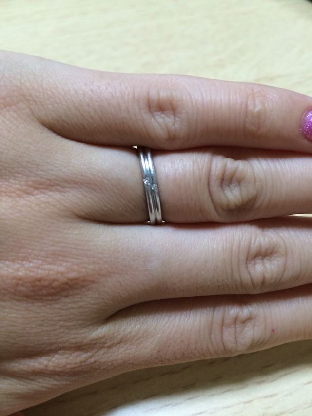 真ん中には小さなダイヤモンド