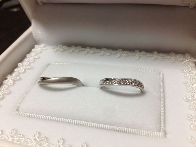 形はＶの字。主人は艶消しタイプ、私はダイヤ入り。