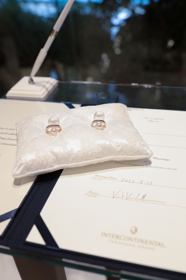 リングピローに乗った指輪の写真です