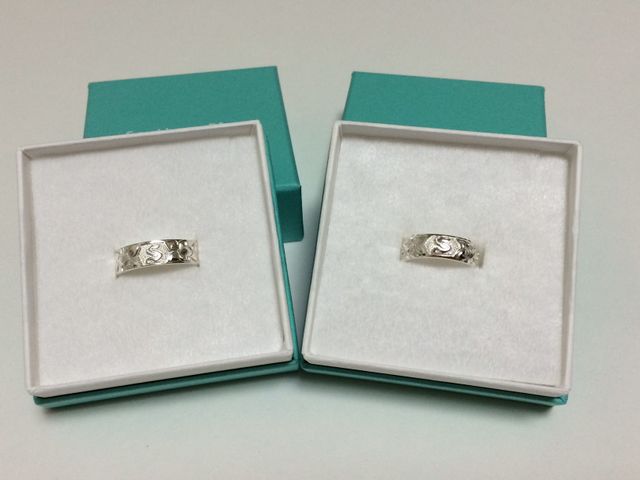 左が夫用でフラットな作り、右が自分用で丸みのあるリング。