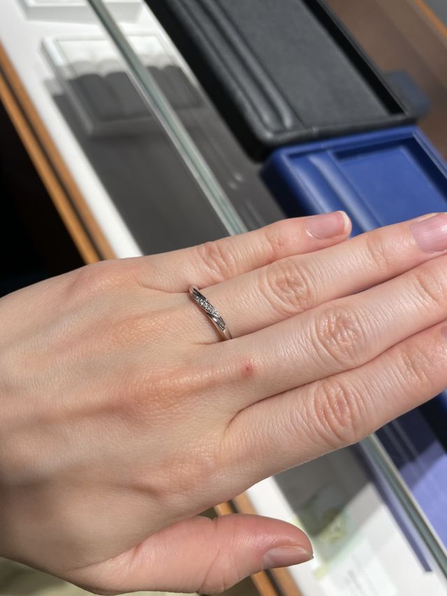 中央にダイヤモンドが入っている指輪です