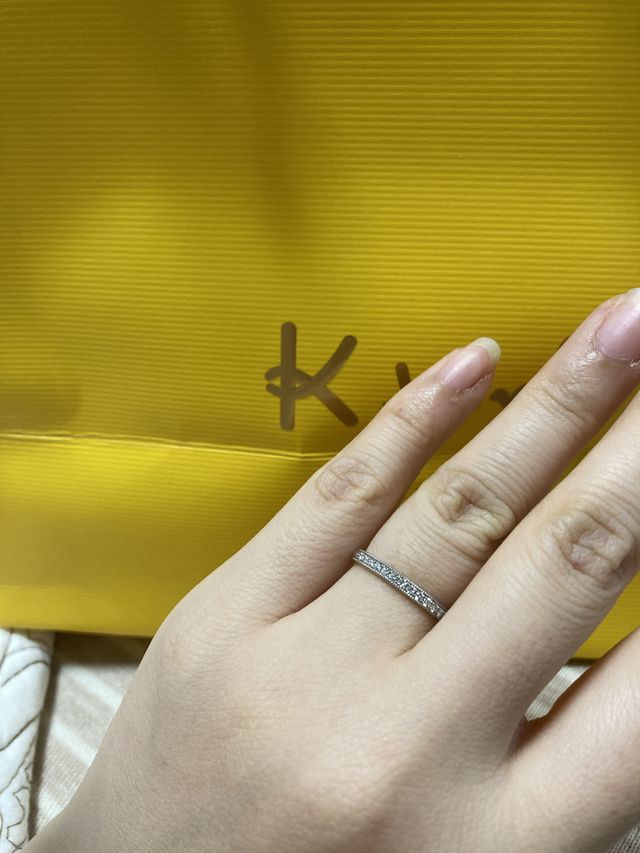 ダイヤ、めっちゃ綺麗に光ります。石無しか迷ったけど大満足！