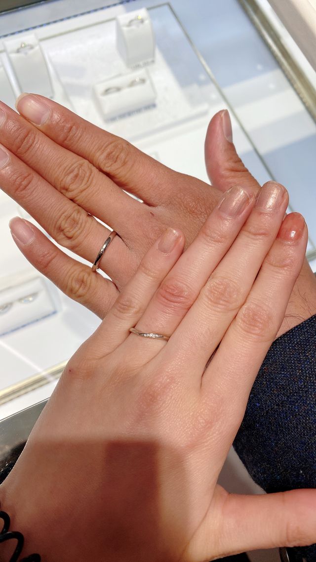 ウェーブのあるダイヤリング