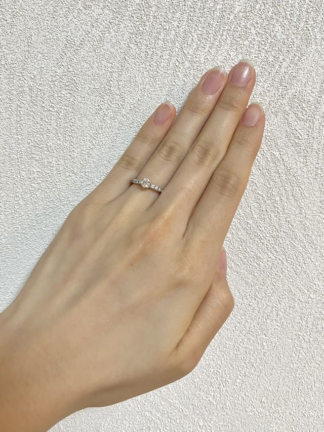 キラキラしてて指が綺麗に見えるウェーブタイプでかわいいです。