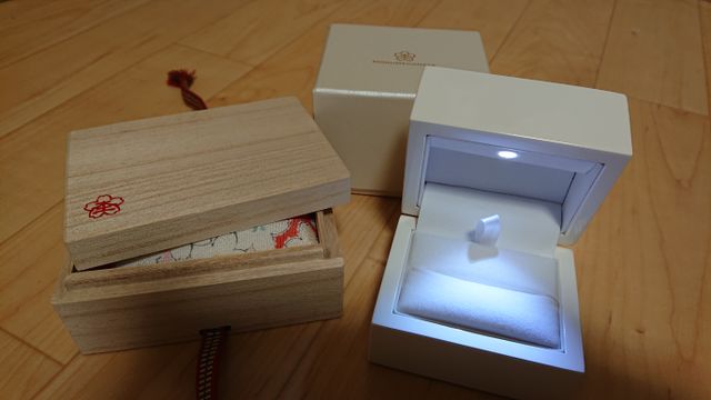 ボックスは和風なものとプロポーズ用のシンプルな物があります