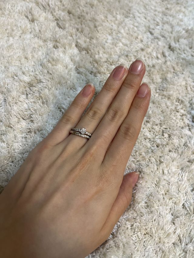 婚約指輪とセットのものです。