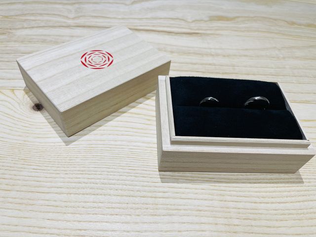 出雲結さんのマークが入った、指輪の入れ物も素敵。