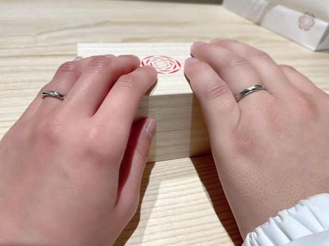 仕上がった指輪を早速つけた写真