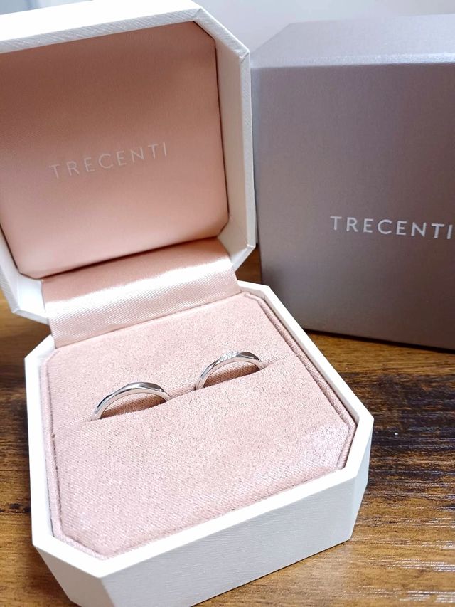 新婦側はダイヤつきで、新郎側は一部マット加工しています。