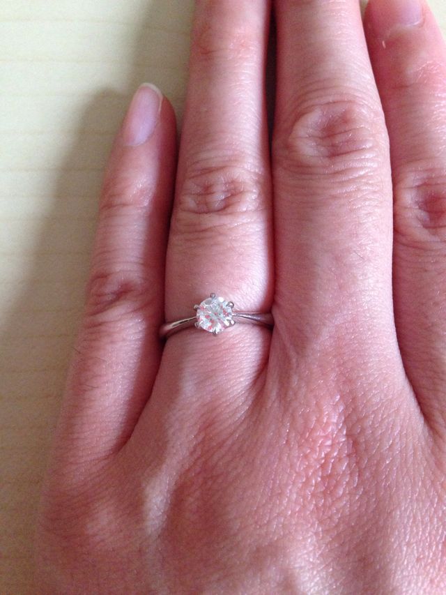 左薬指につけたところ