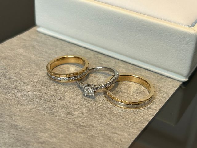 婚約指輪と合わせて撮りました。