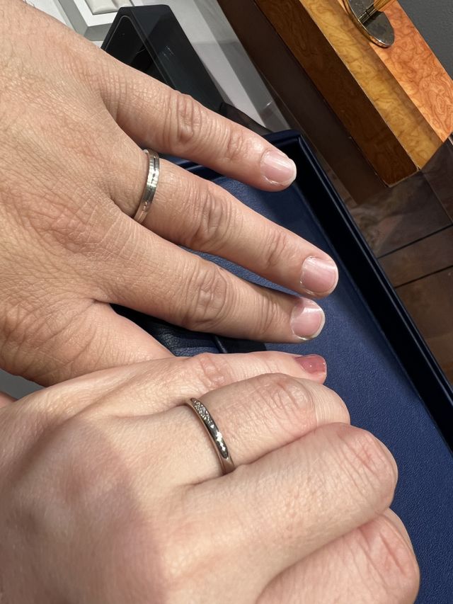 男性の方はワンポイント付き、
女性の方は石付きです。