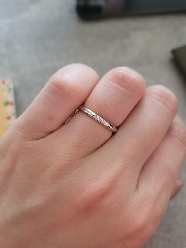 ダイヤの輝きがよくわかるように周りがはつってあります