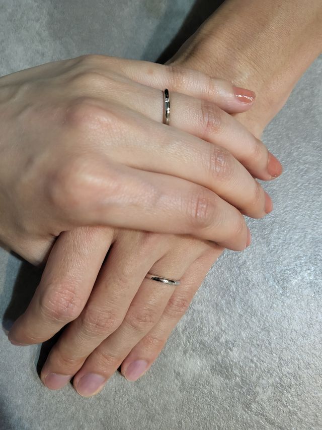 彼も指が細いので、わたしと同じ女性タイプの指輪にしました。