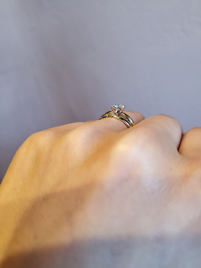 真横から見るとダイヤモンドの輝きが楽しめるように4本爪に