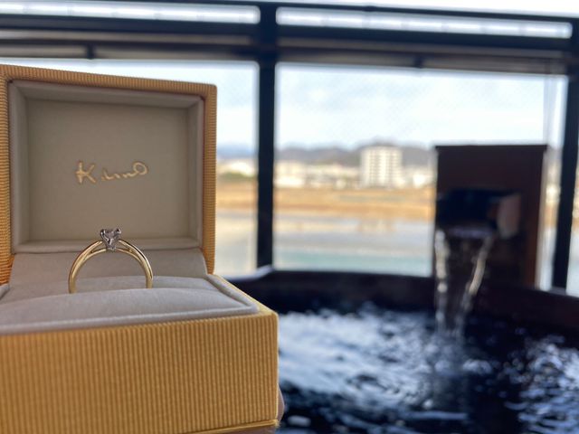 真上から見るとダイヤが大きく見えるように爪をプラチナに