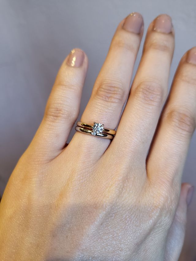 婚約指輪をゴールド、結婚指輪はプラチナの２色重ねづけ