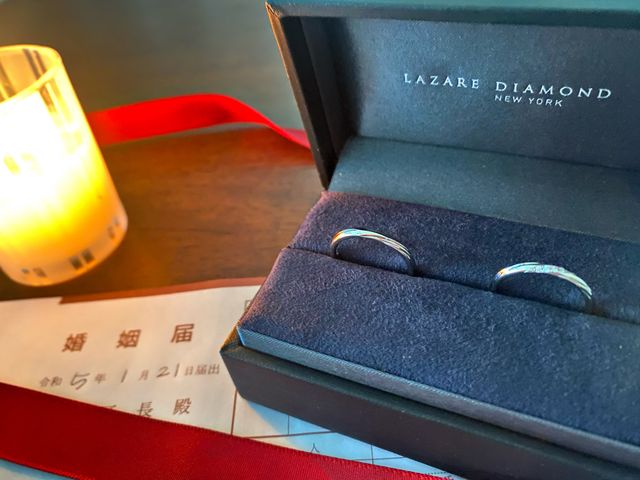 入籍日と指輪の写真です。