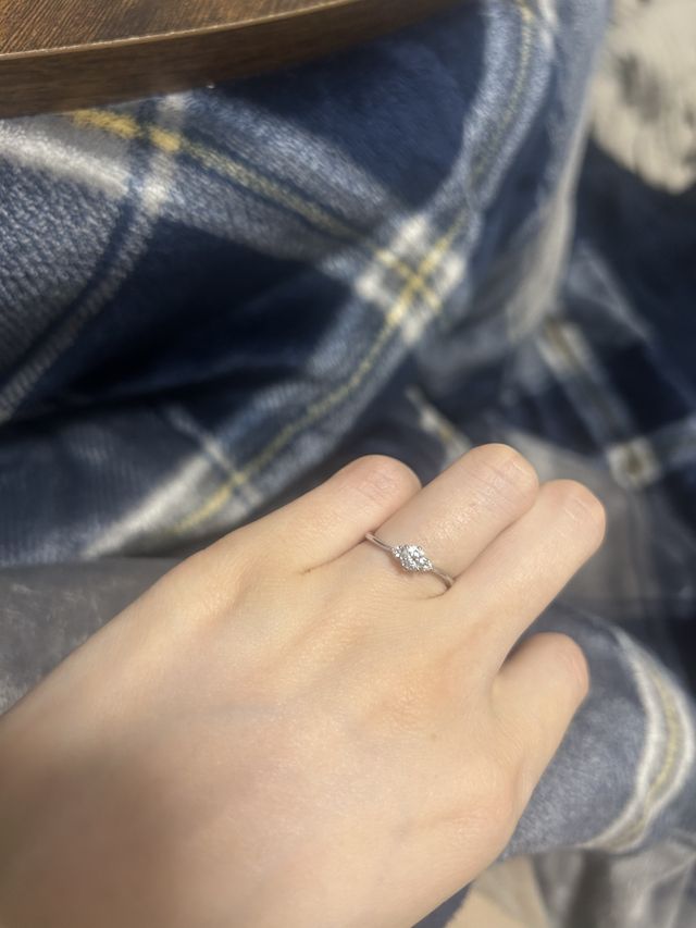 細いデザインでダイヤが大きく見えます。