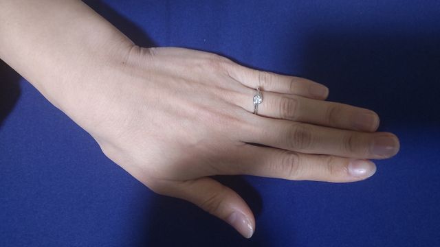 ダイヤが埋まっており、普段使いにも便利で購入しました。