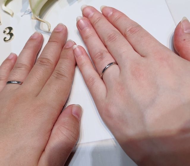 シンプルだけど、ごく僅かにウェーブしているデザインです。