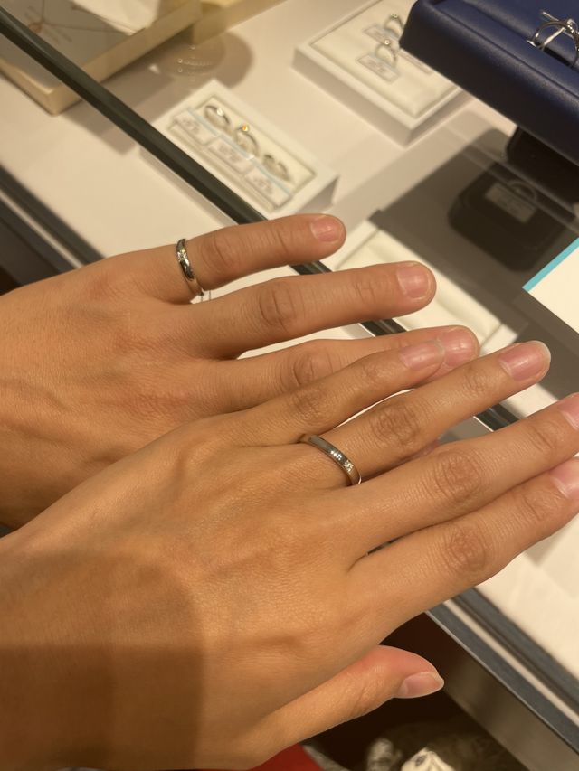 真っ直ぐなラインの指輪で一粒ダイヤです。