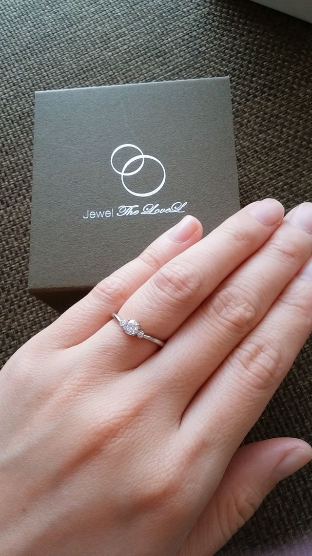 真ん中に一つと両側に小さなダイヤモンドが付いているデザイン