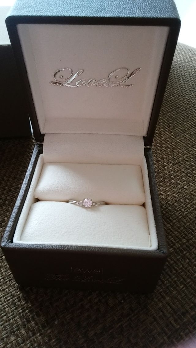 ブラウンのシックなケースにふかふかの台に指輪が入っています。