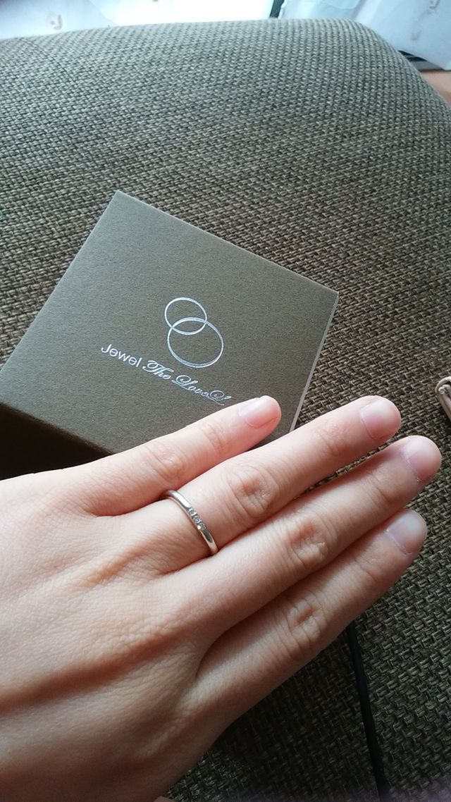 緩やかなカーブを描く華奢なデザイン。3つ並びのダイヤも。