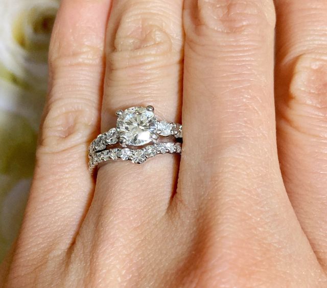 婚約指輪との重ね付けがぴったりで選びました。