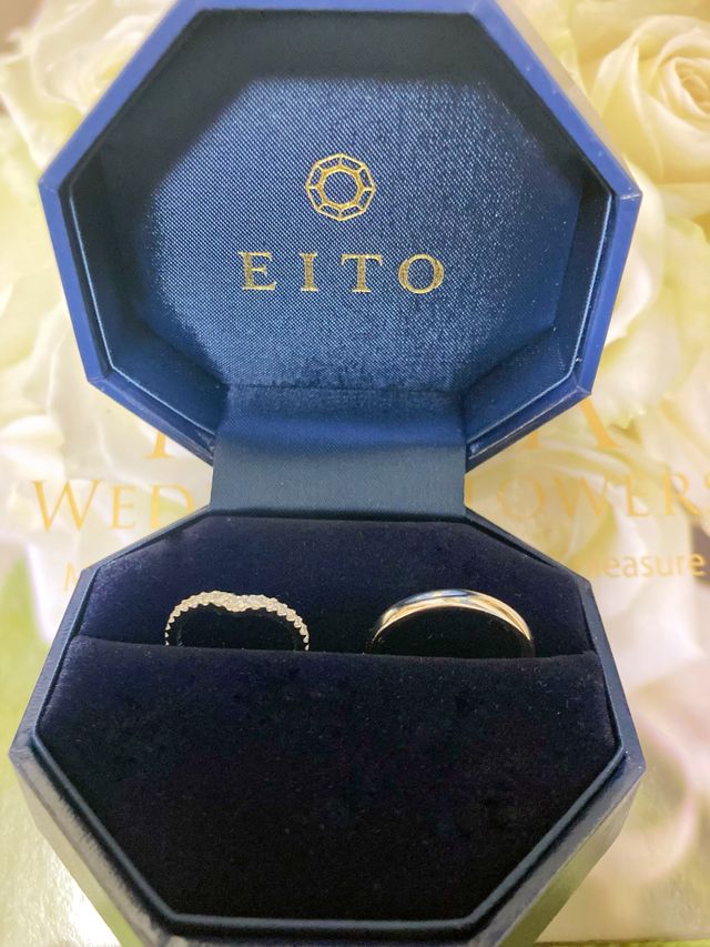 V字のメレダイヤがついたハーフエタニティとシンプルなデザイン