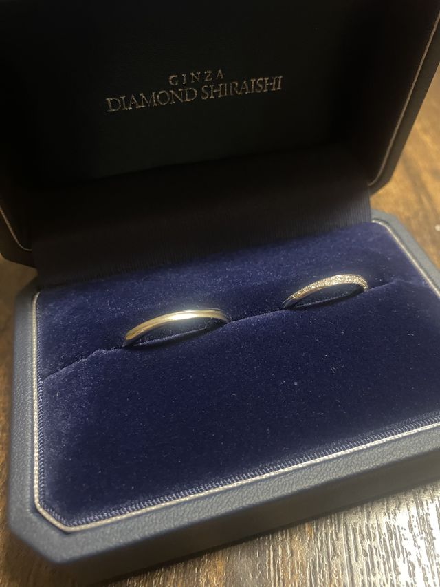 新郎はツヤ消し加工のもの。
新婦はダイヤ多めを選びました。