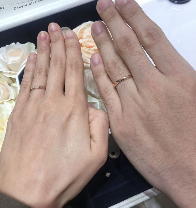 結婚指輪を受け取りに行った時の写真です。
