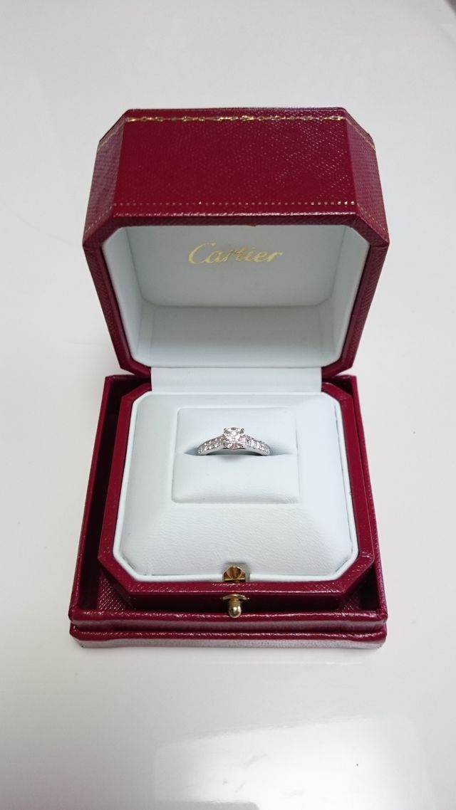 婚約指輪の写真です。長年愛用できる上品なリングを選びました。